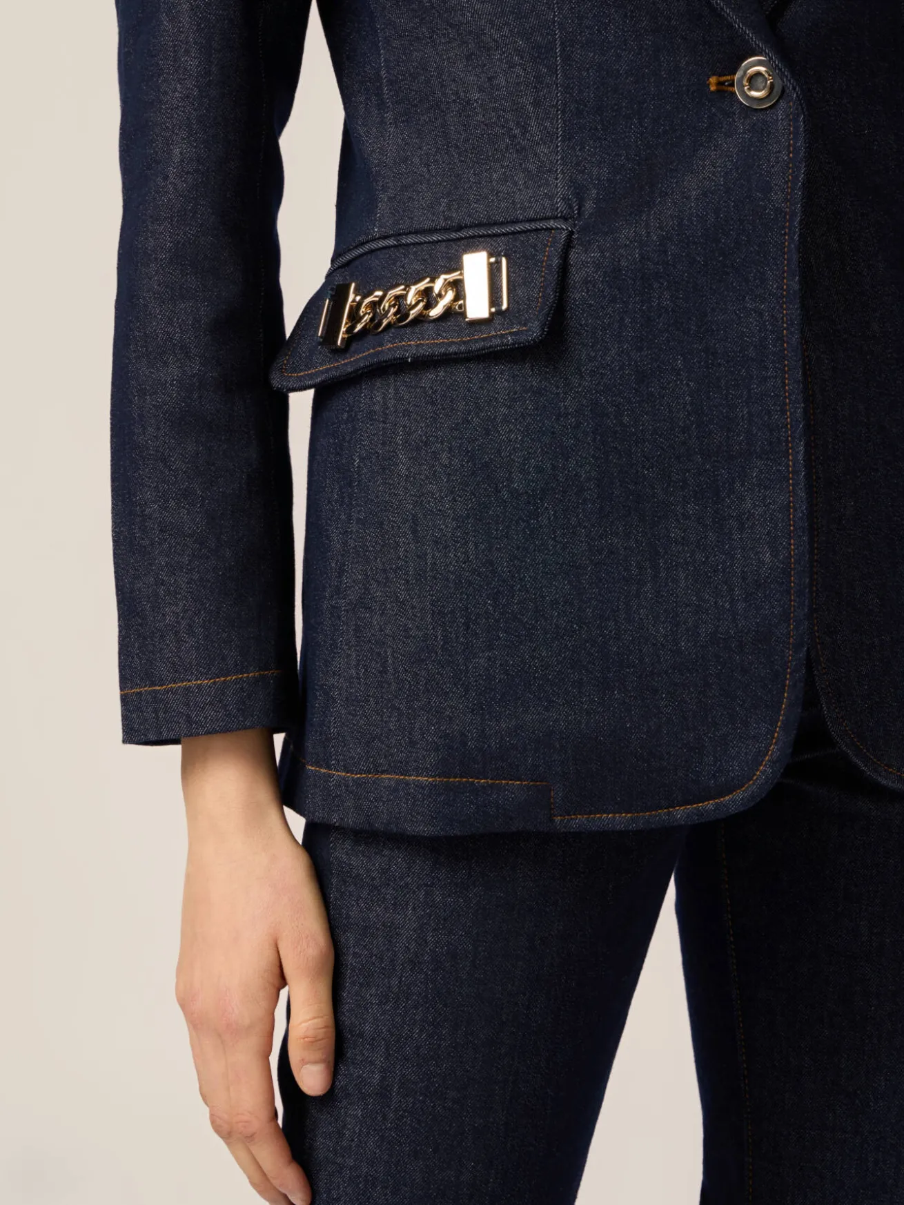 Blazer in denim con catene metalliche