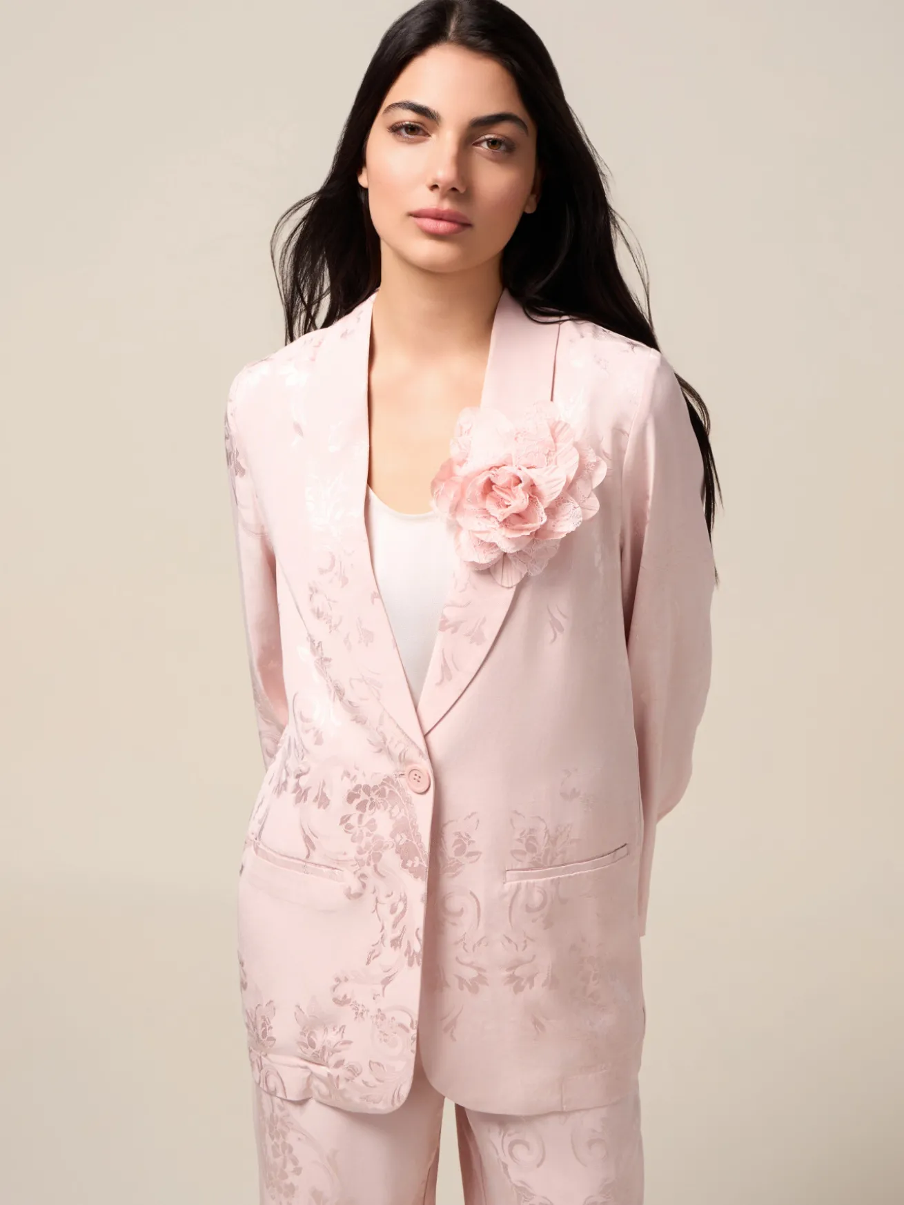 Blazer jacquard con spilla