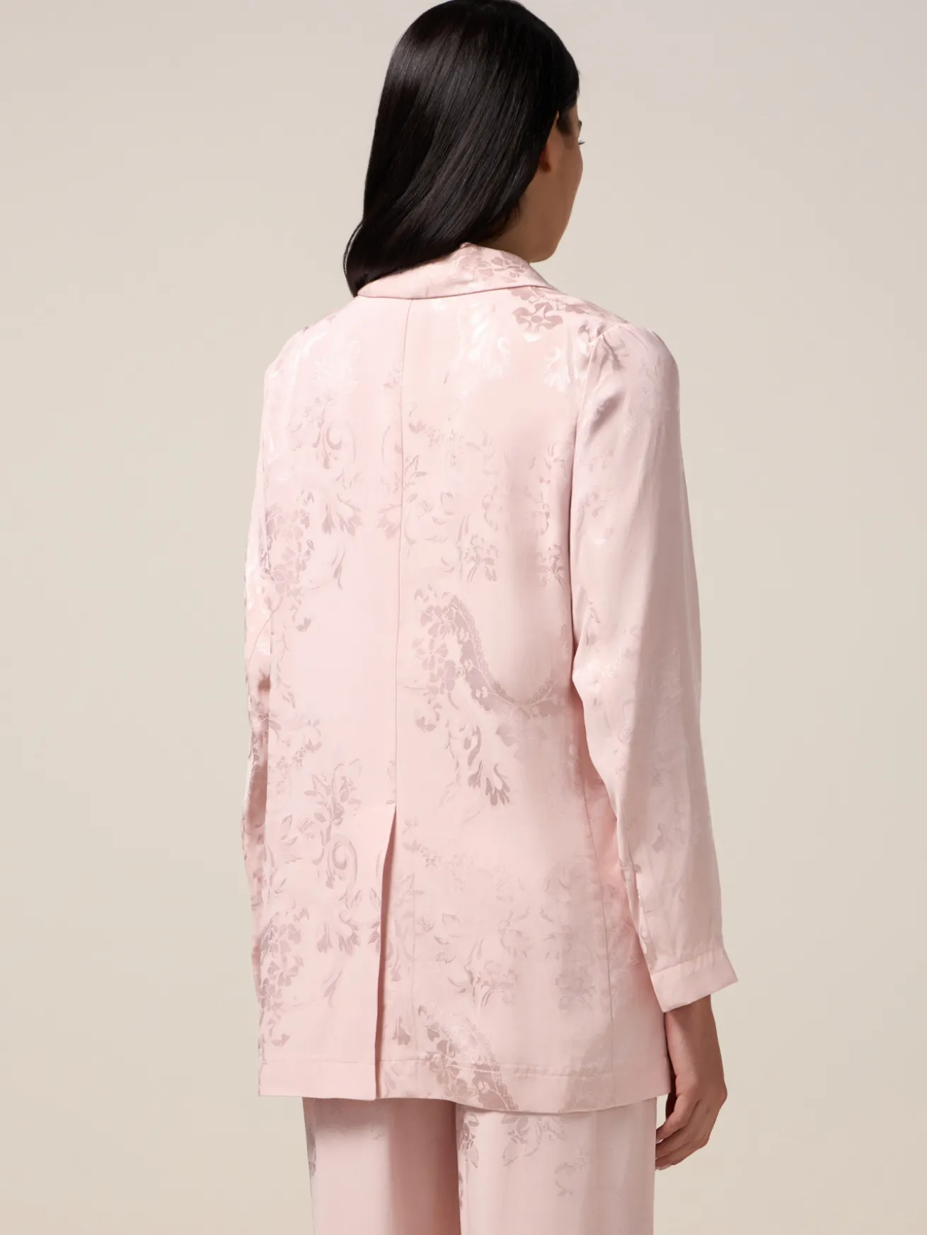 Blazer jacquard con spilla
