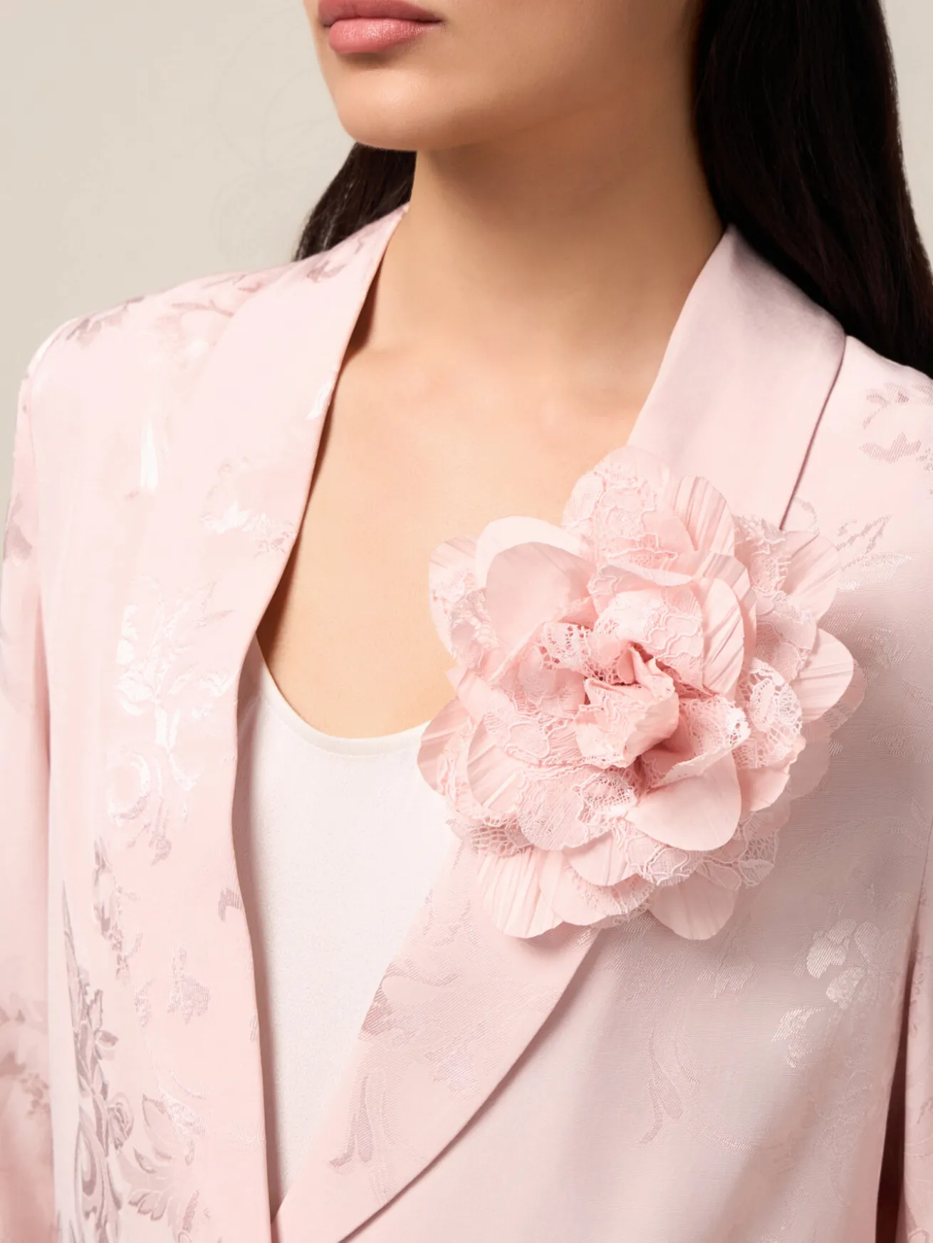 Blazer jacquard con spilla