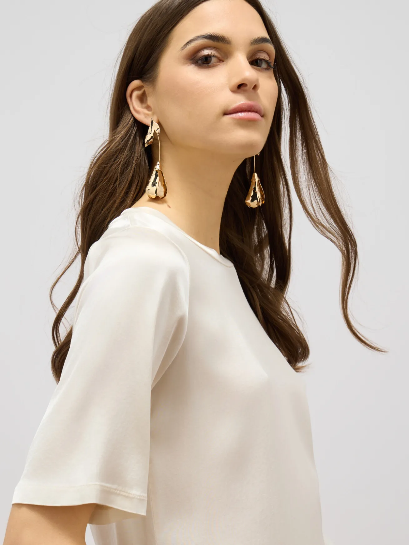 Blusa in raso con maniche corte