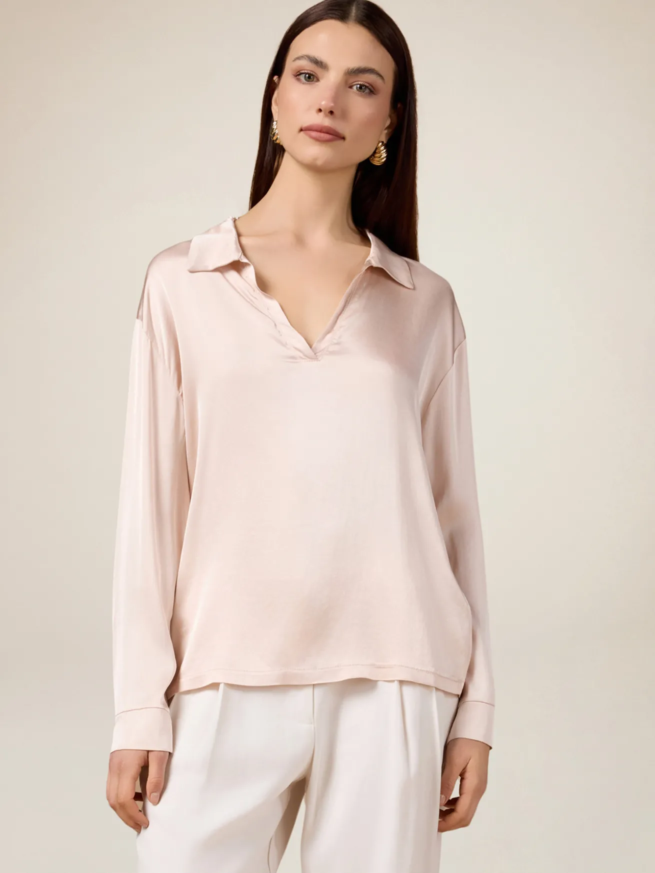 Blusa in raso con scollatura a V