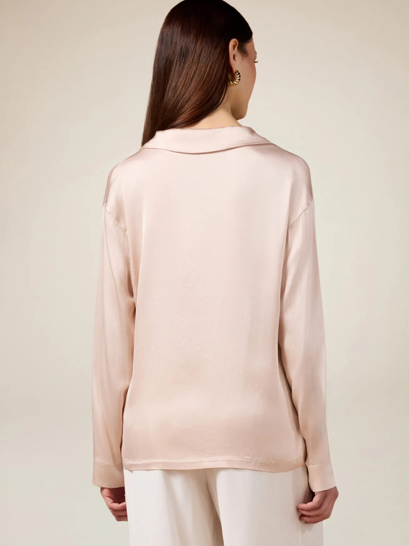 Blusa in raso con scollatura a V