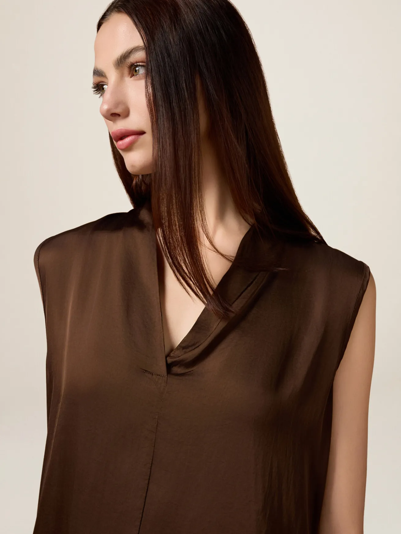 Blusa in raso con scollo a V