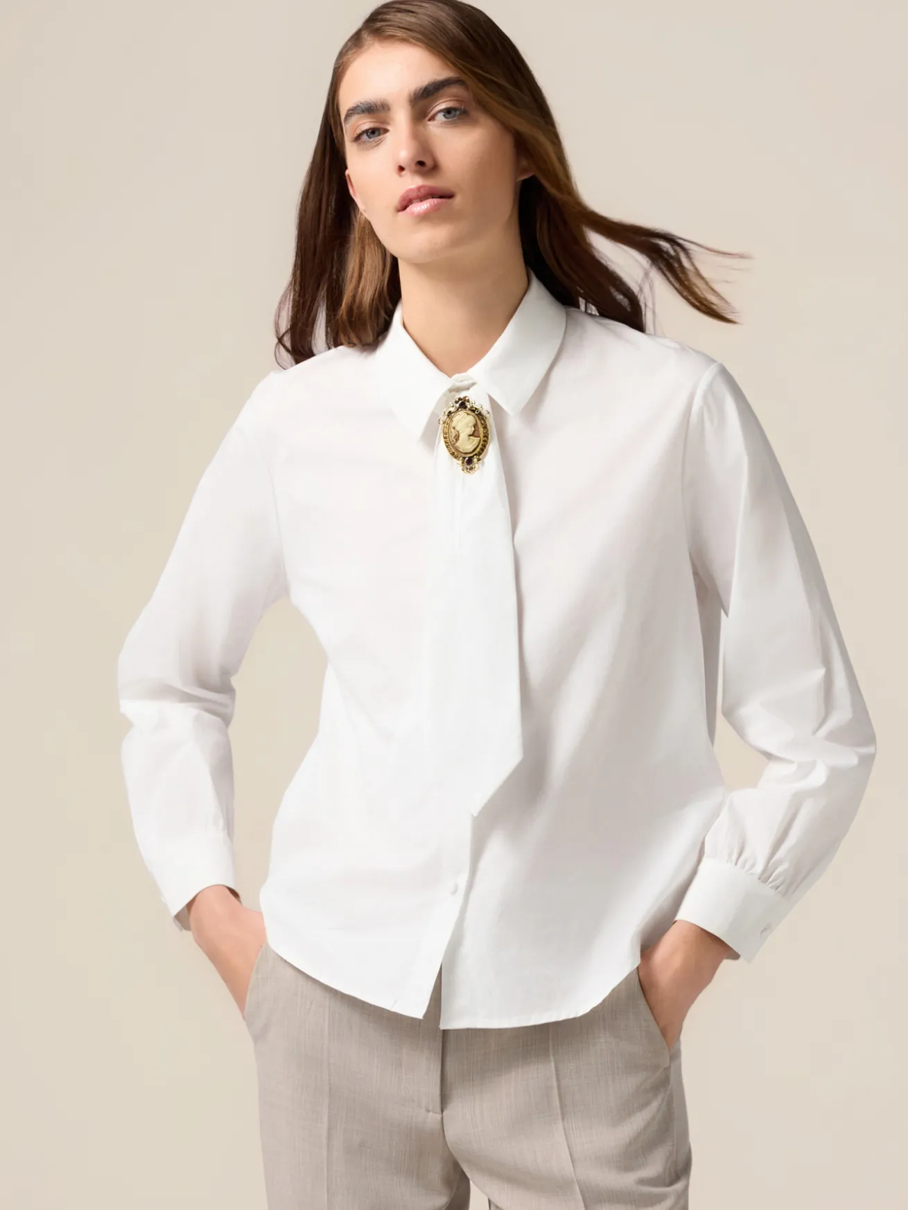 Camicia con cammeo decorativo