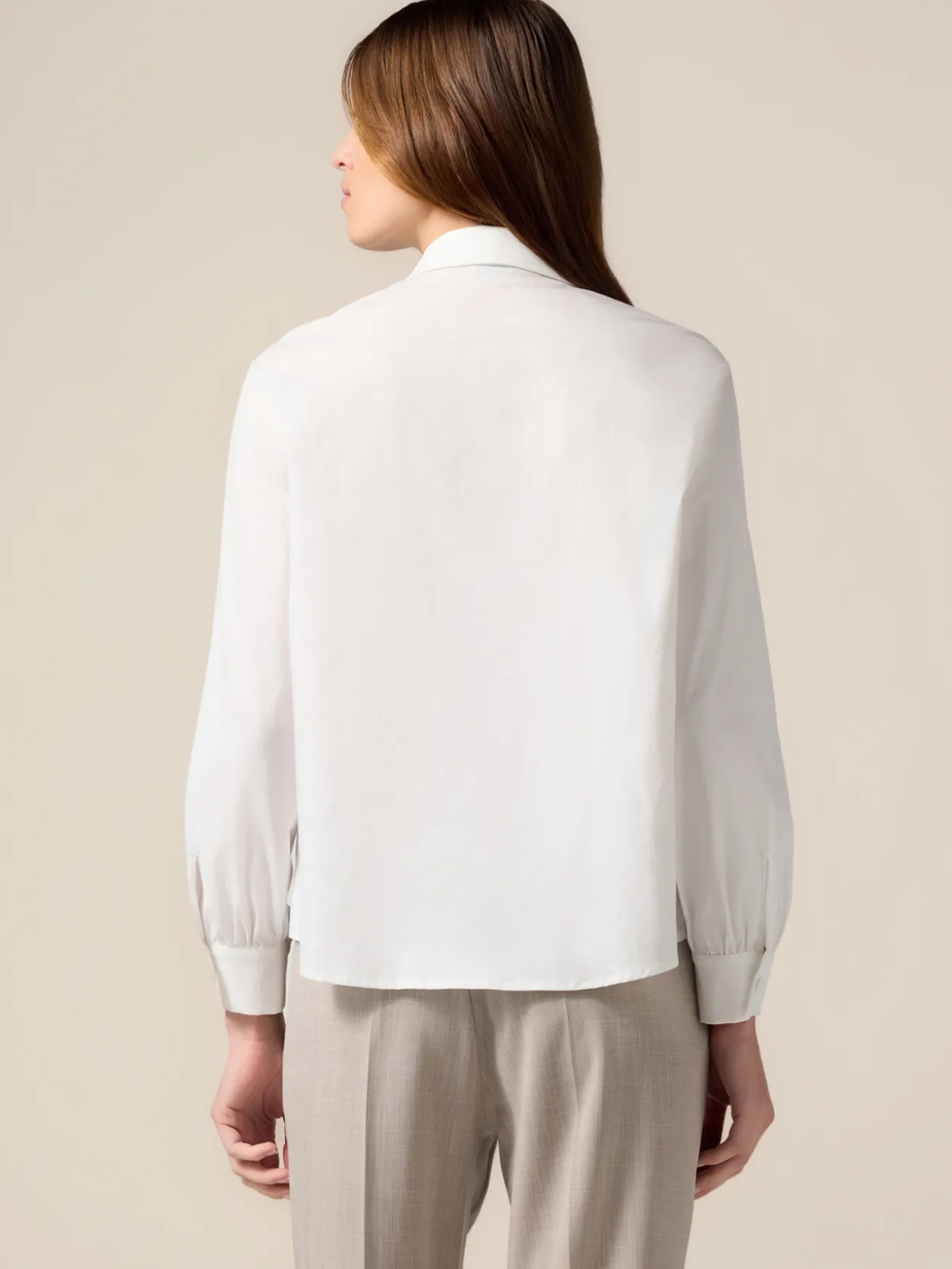 Camicia con cammeo decorativo