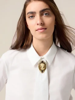 Camicia con cammeo decorativo