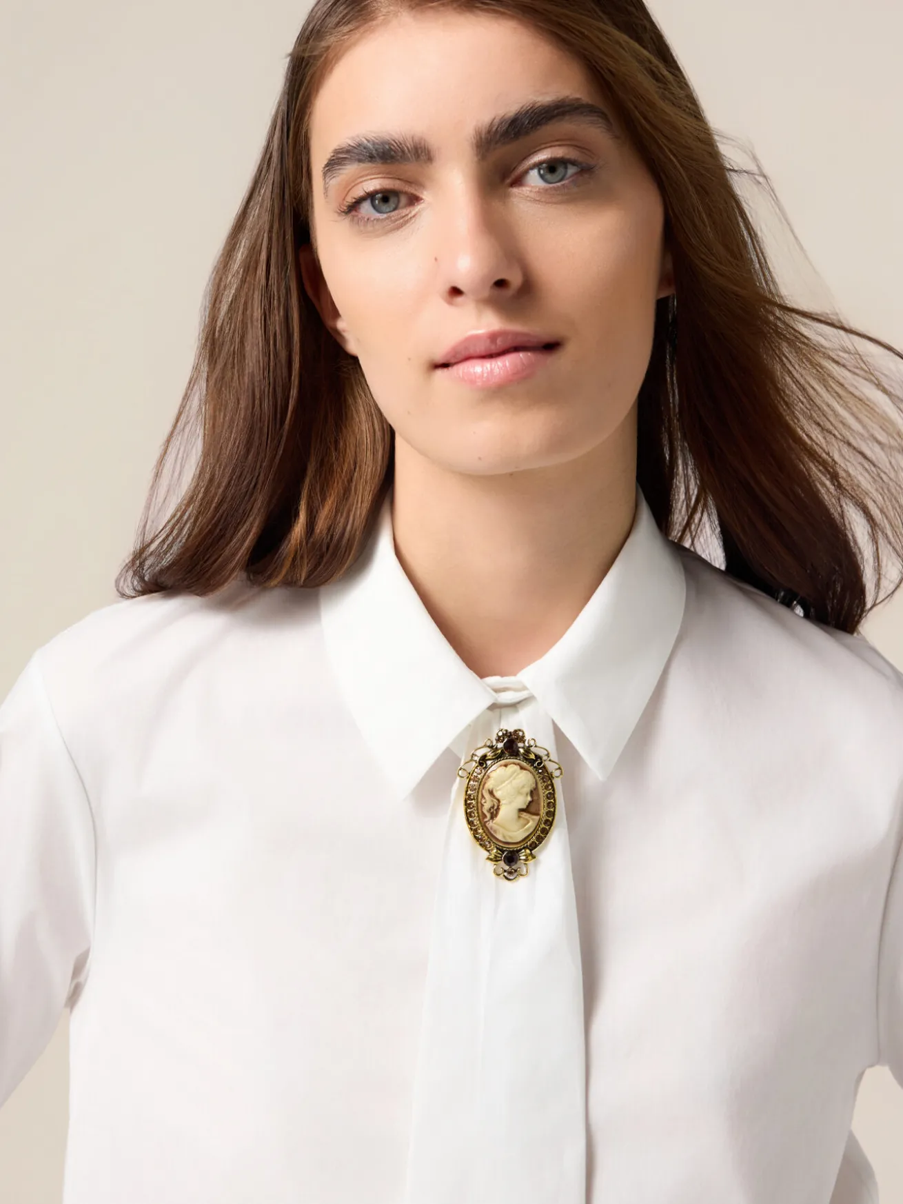 Camicia con cammeo decorativo
