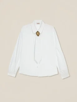 Camicia con cammeo decorativo