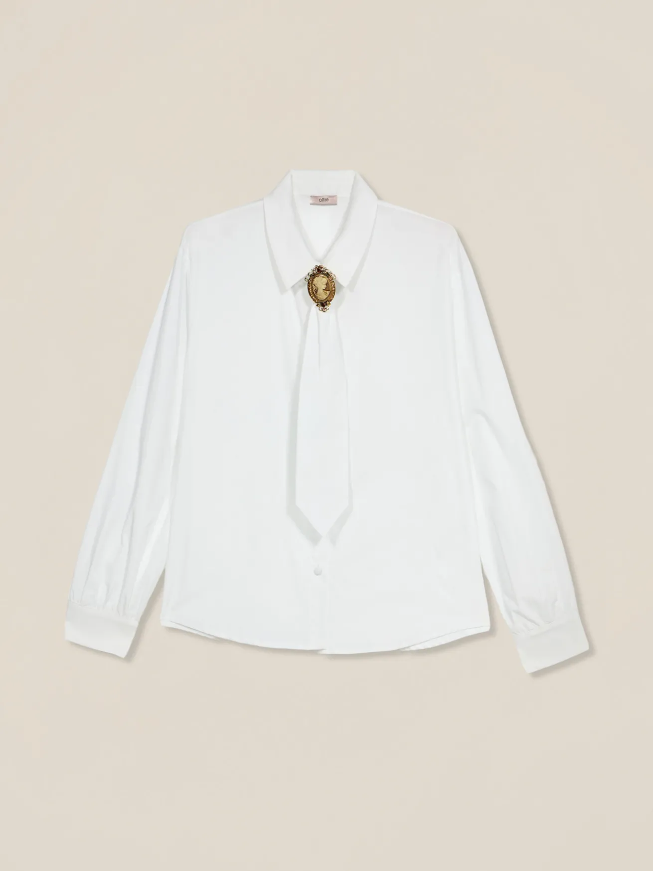 Camicia con cammeo decorativo