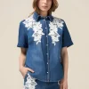 Camicia denim con ricamo floreale