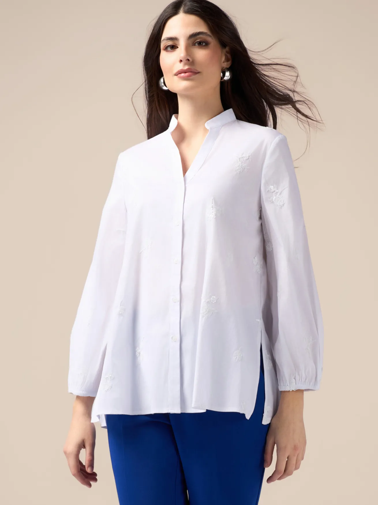Camicia in popeline con ricami floreali