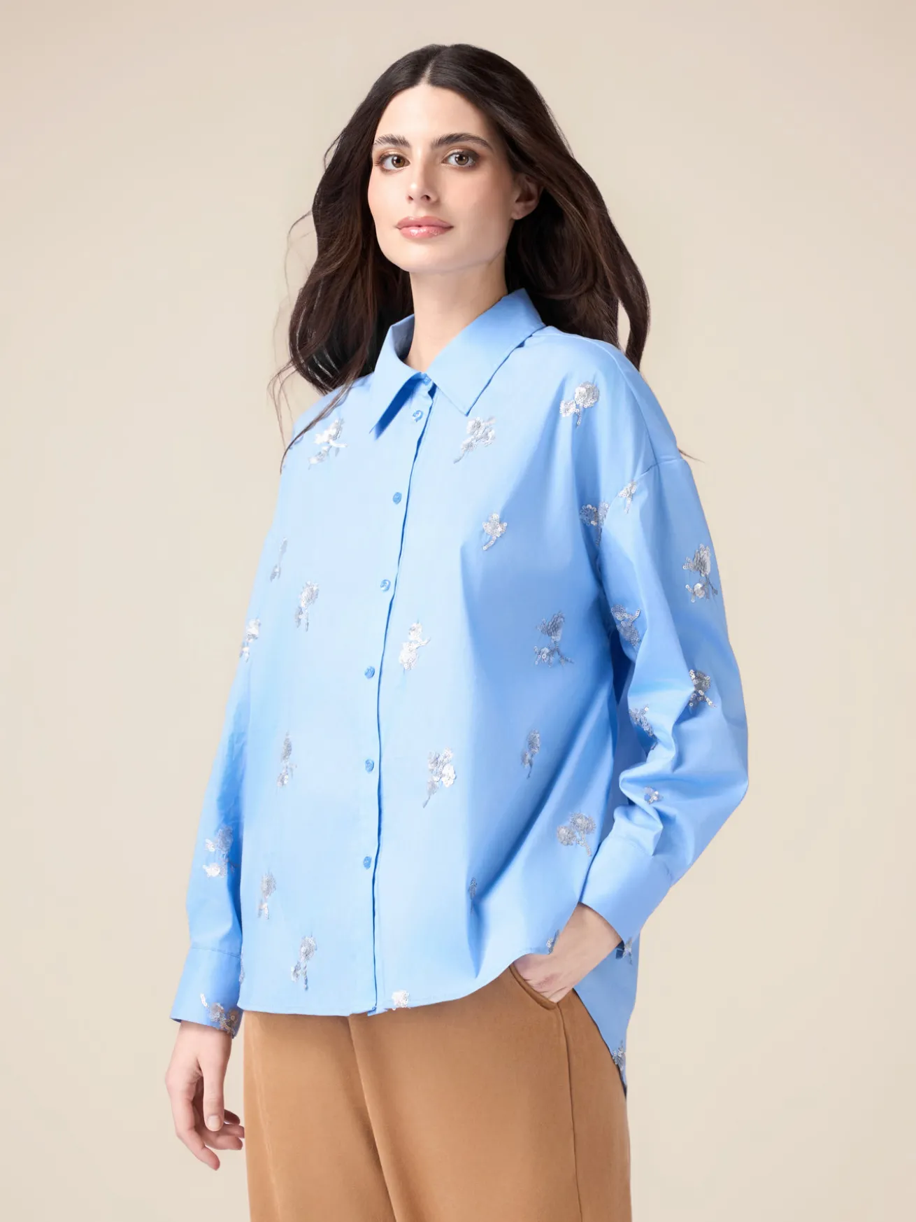 Camicia in popeline con ricami floreali
