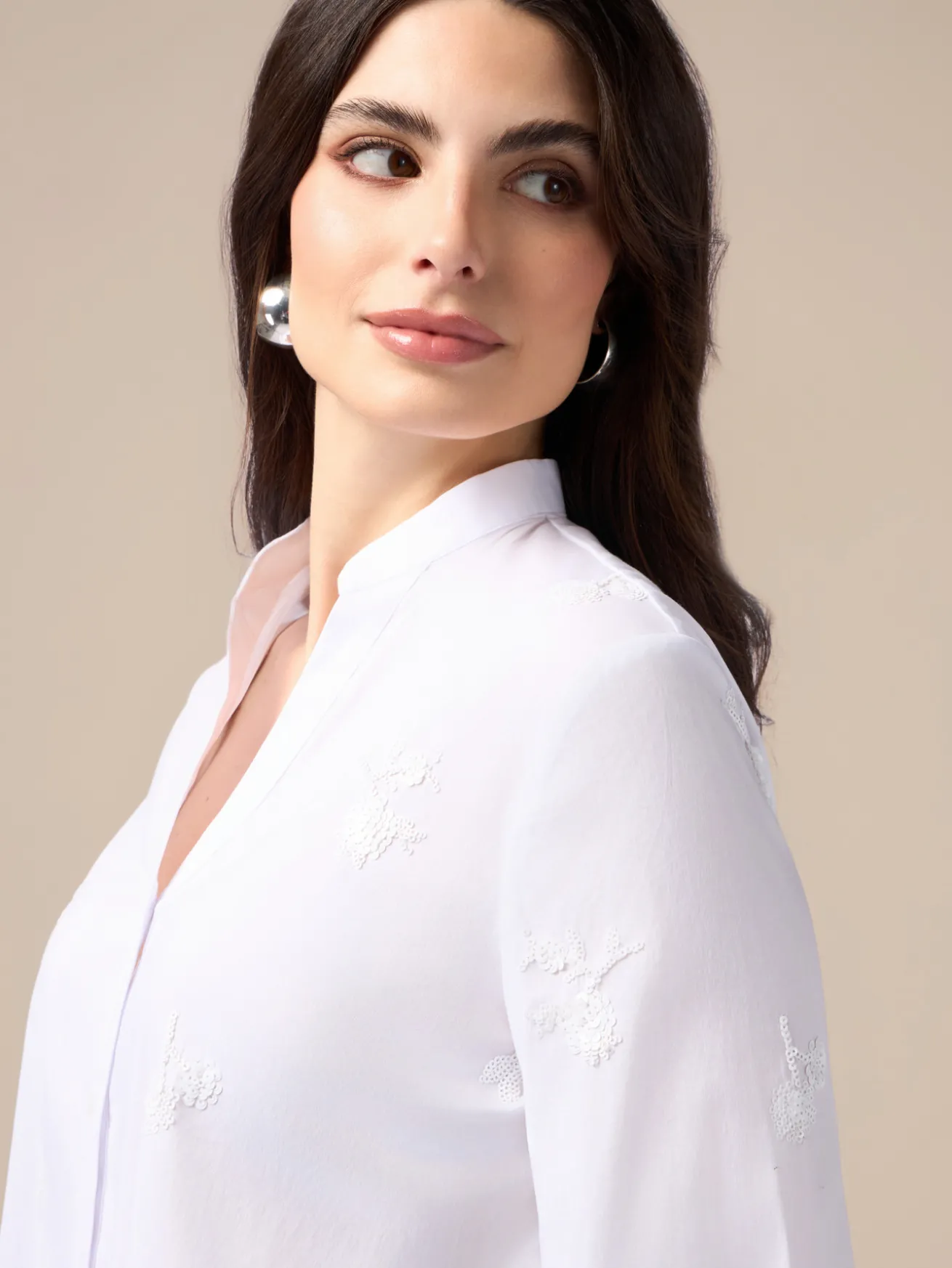Camicia in popeline con ricami floreali