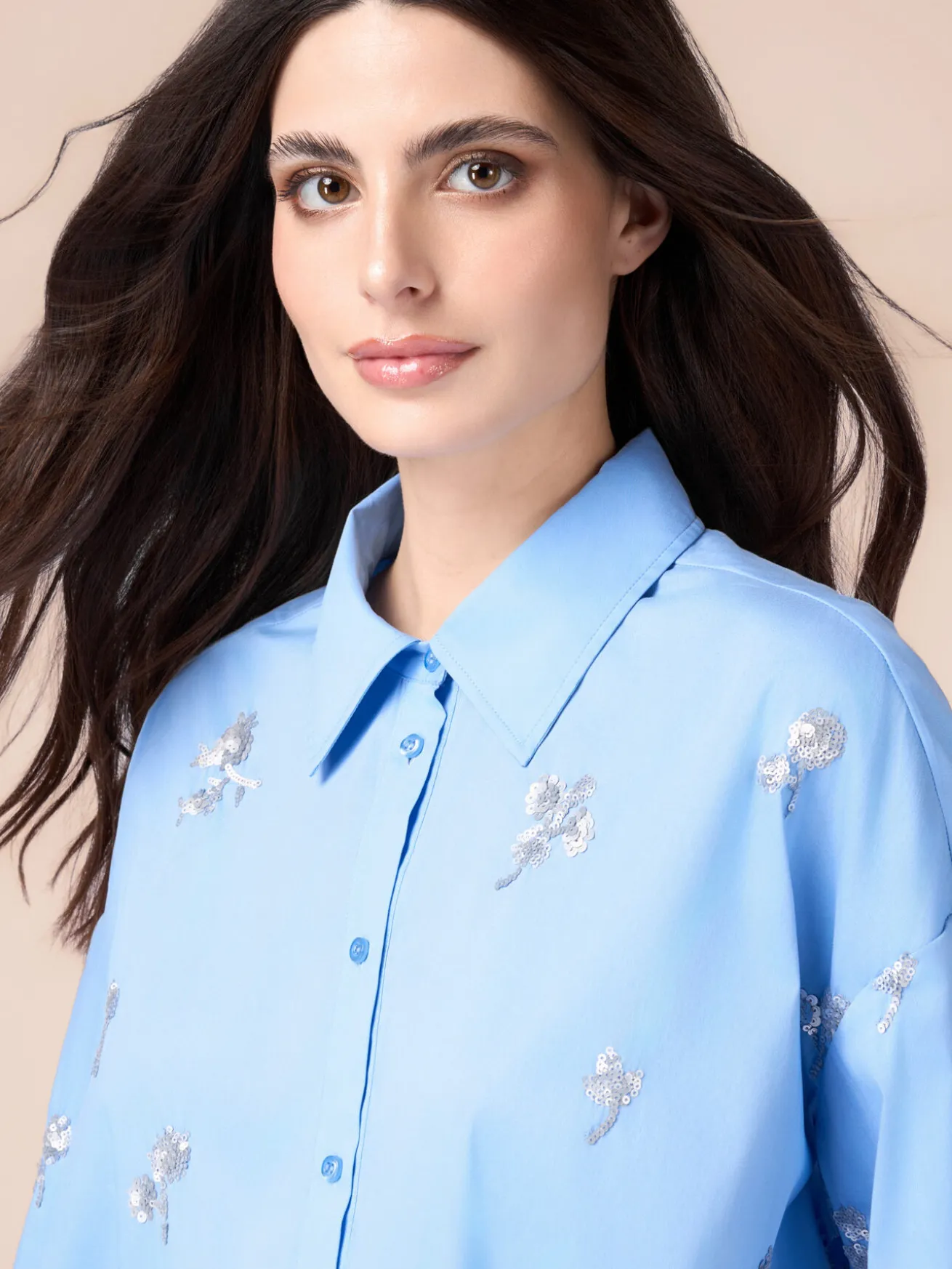 Camicia in popeline con ricami floreali