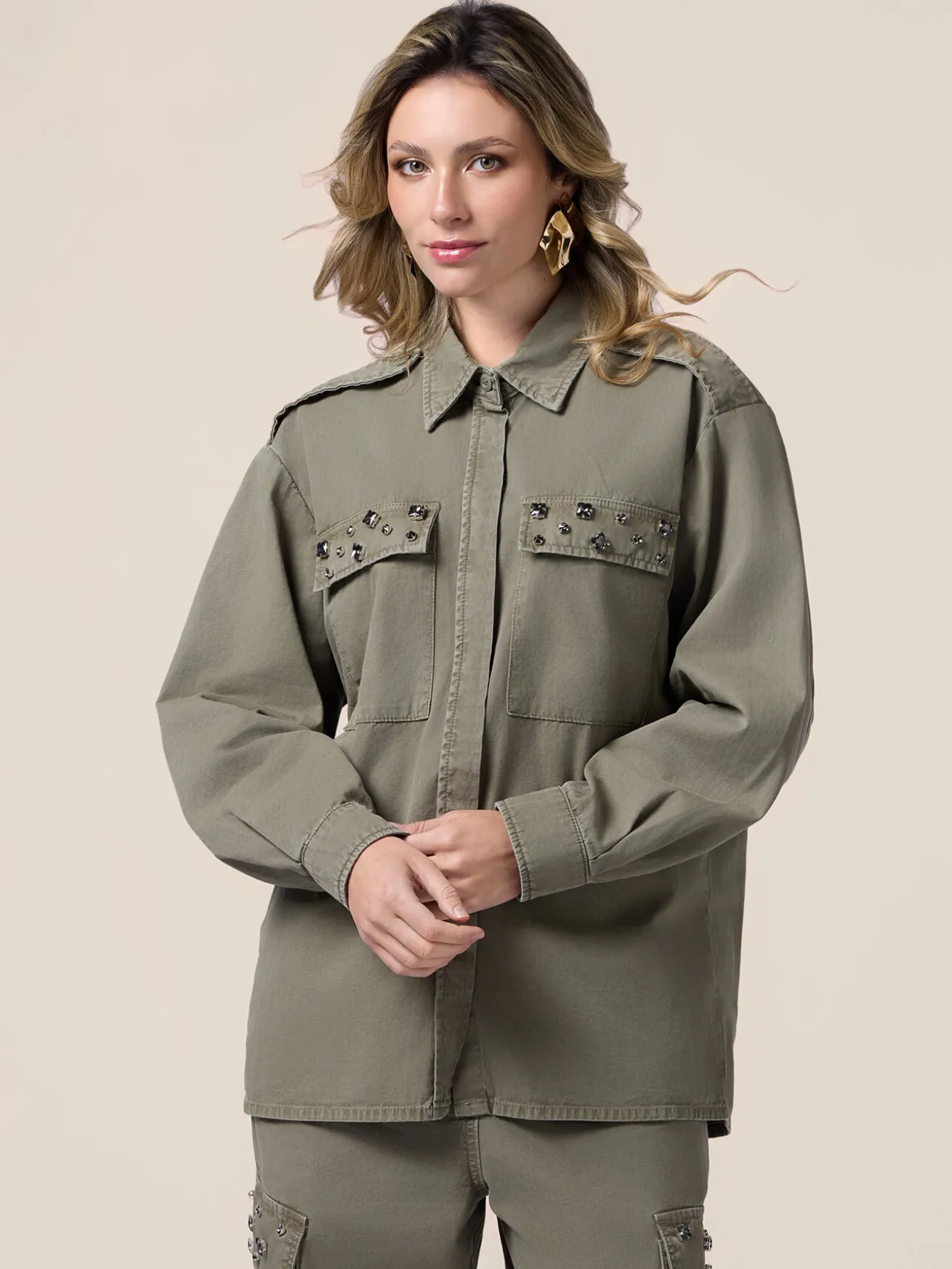 Camicia oversize con applicazioni