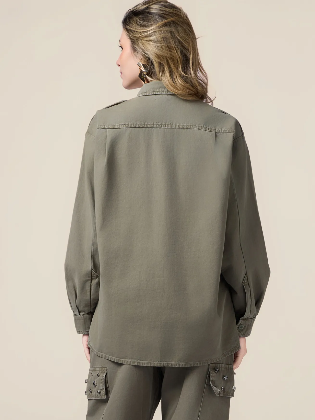 Camicia oversize con applicazioni
