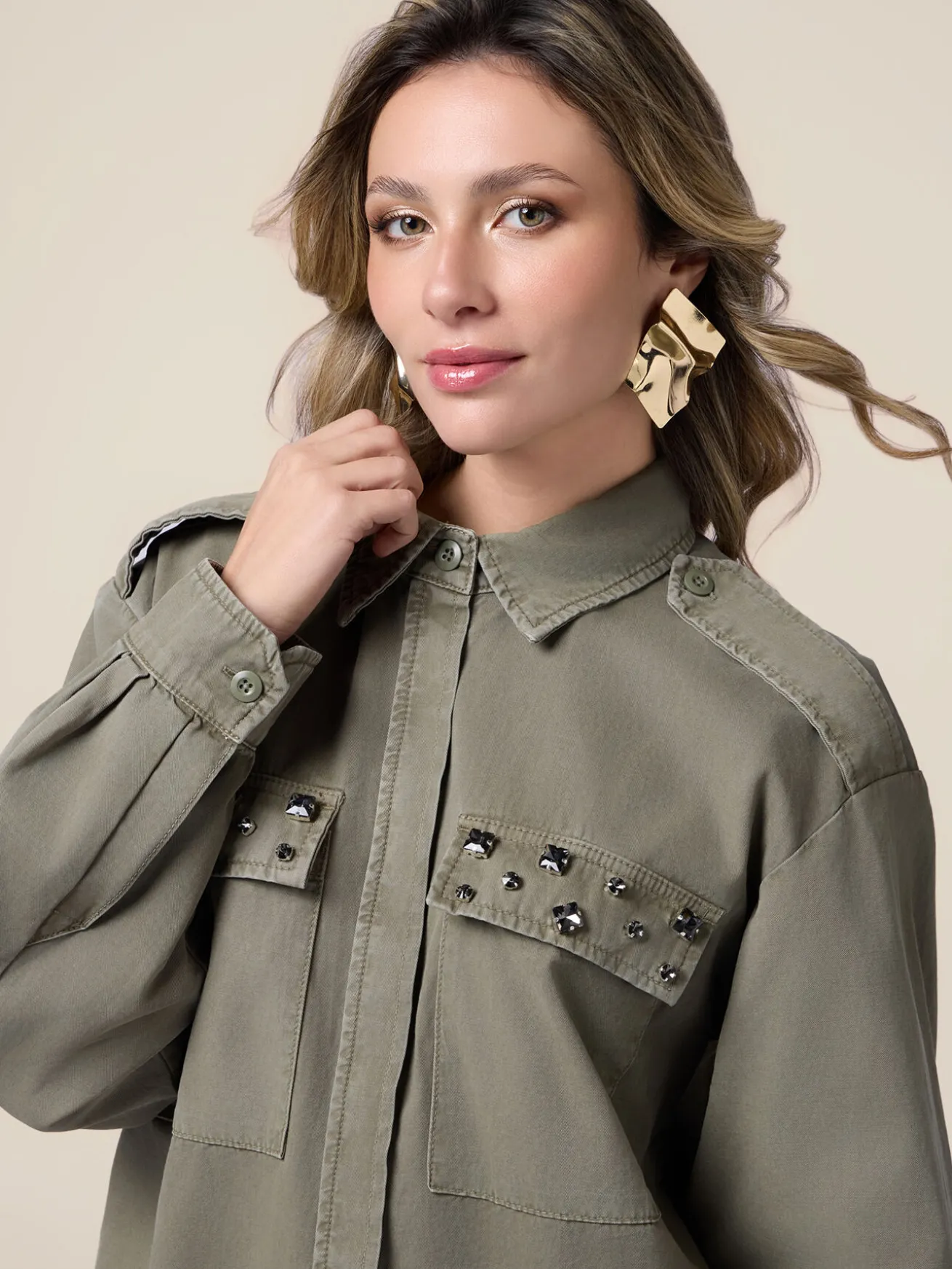 Camicia oversize con applicazioni