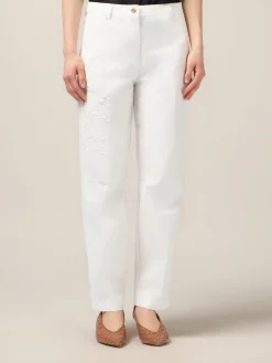Chinos in cotone in cotone con ricami floreali