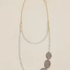 Collana lunga con perle ed elementi geometrici