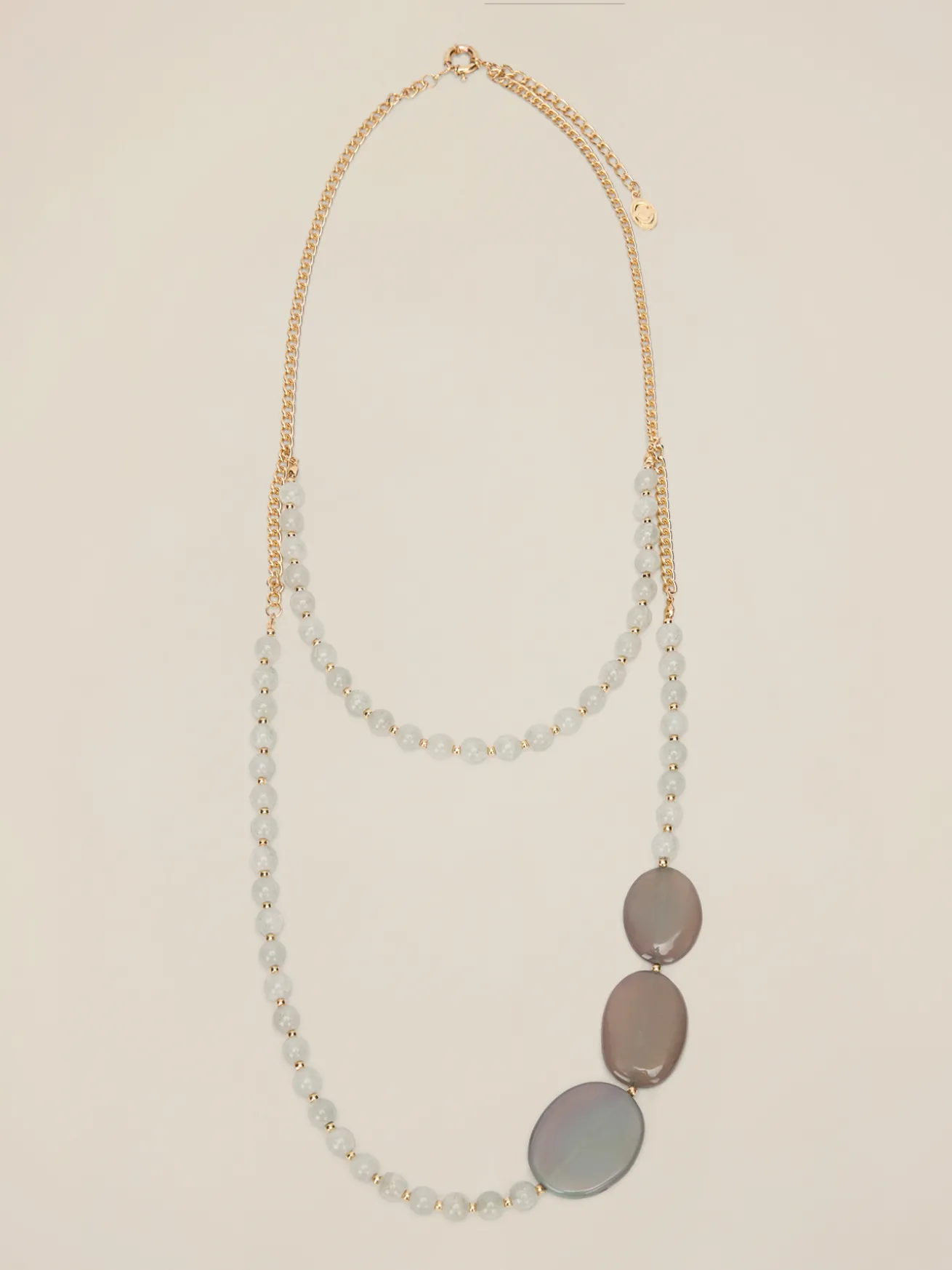 Collana lunga con perle ed elementi geometrici