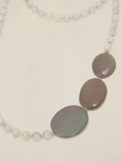 Collana lunga con perle ed elementi geometrici