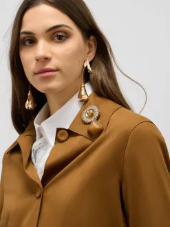 Giacca boxy con spilla gioiello