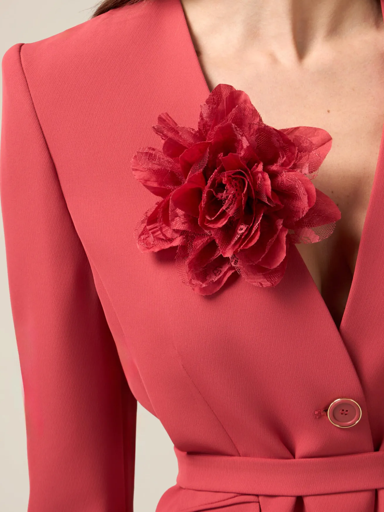Giacca strutturata con fiore decorativo