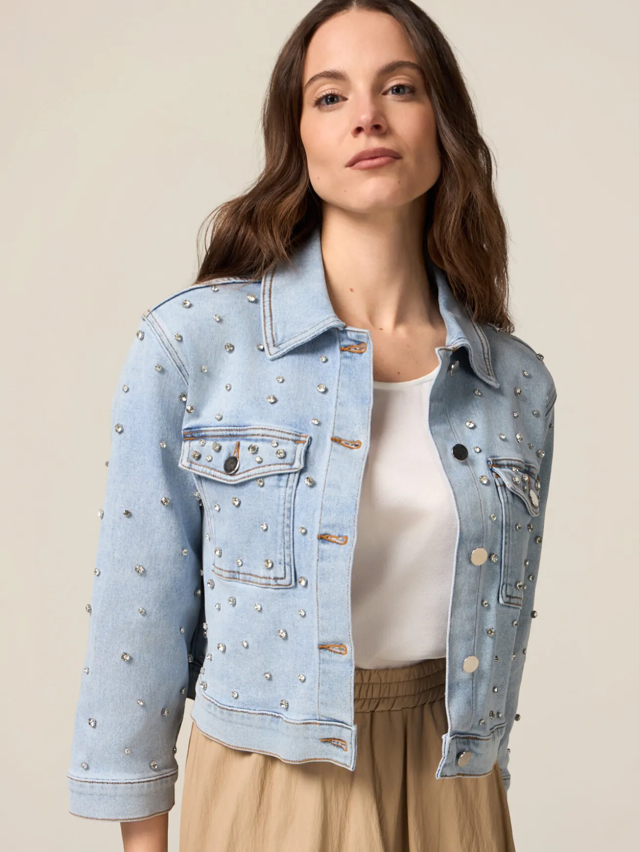 Giubbotto in denim con castoni