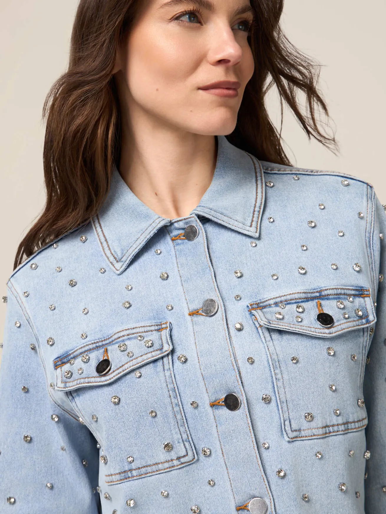 Giubbotto in denim con castoni