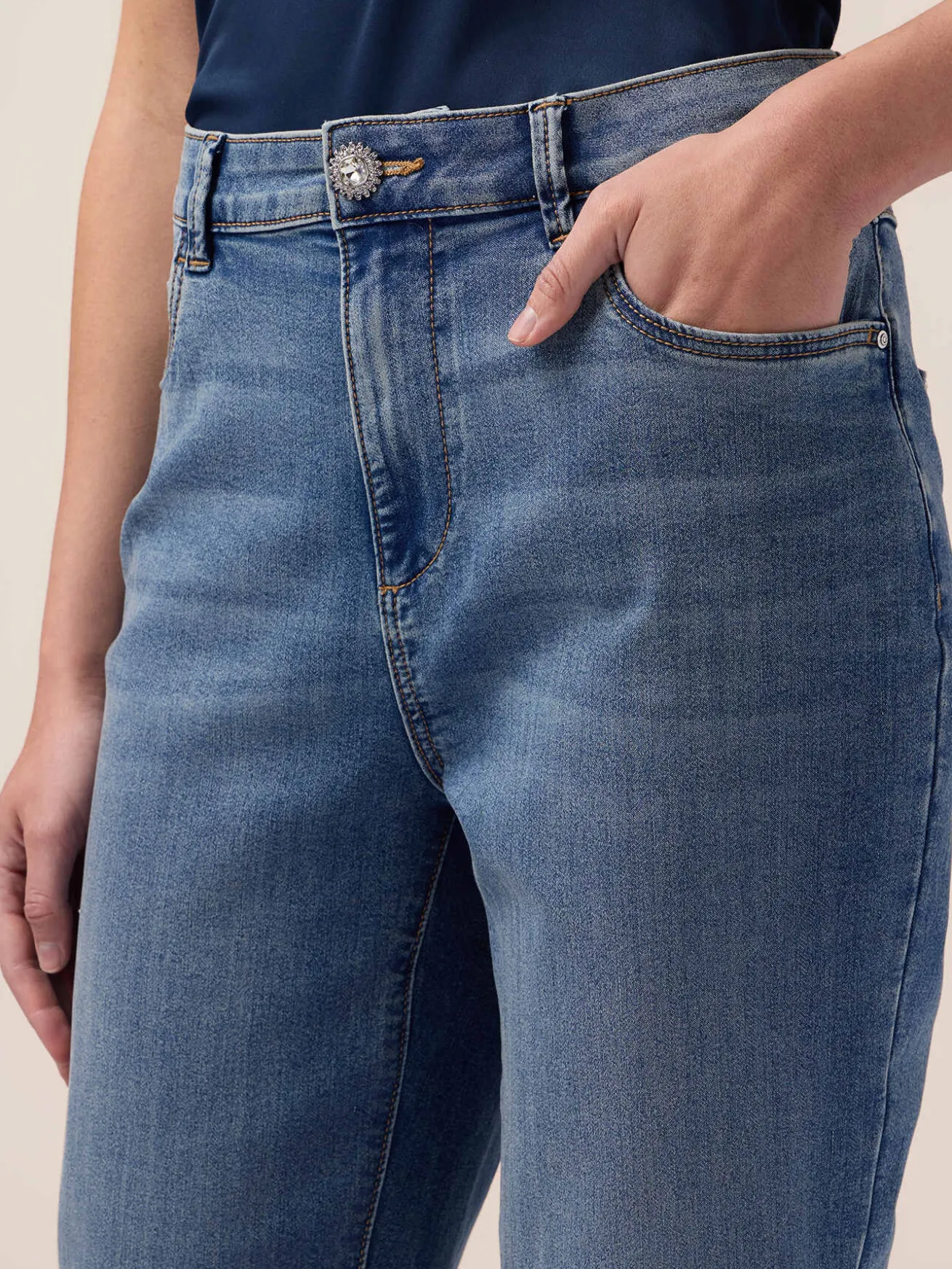 Jeans boyslim con bottone gioiello
