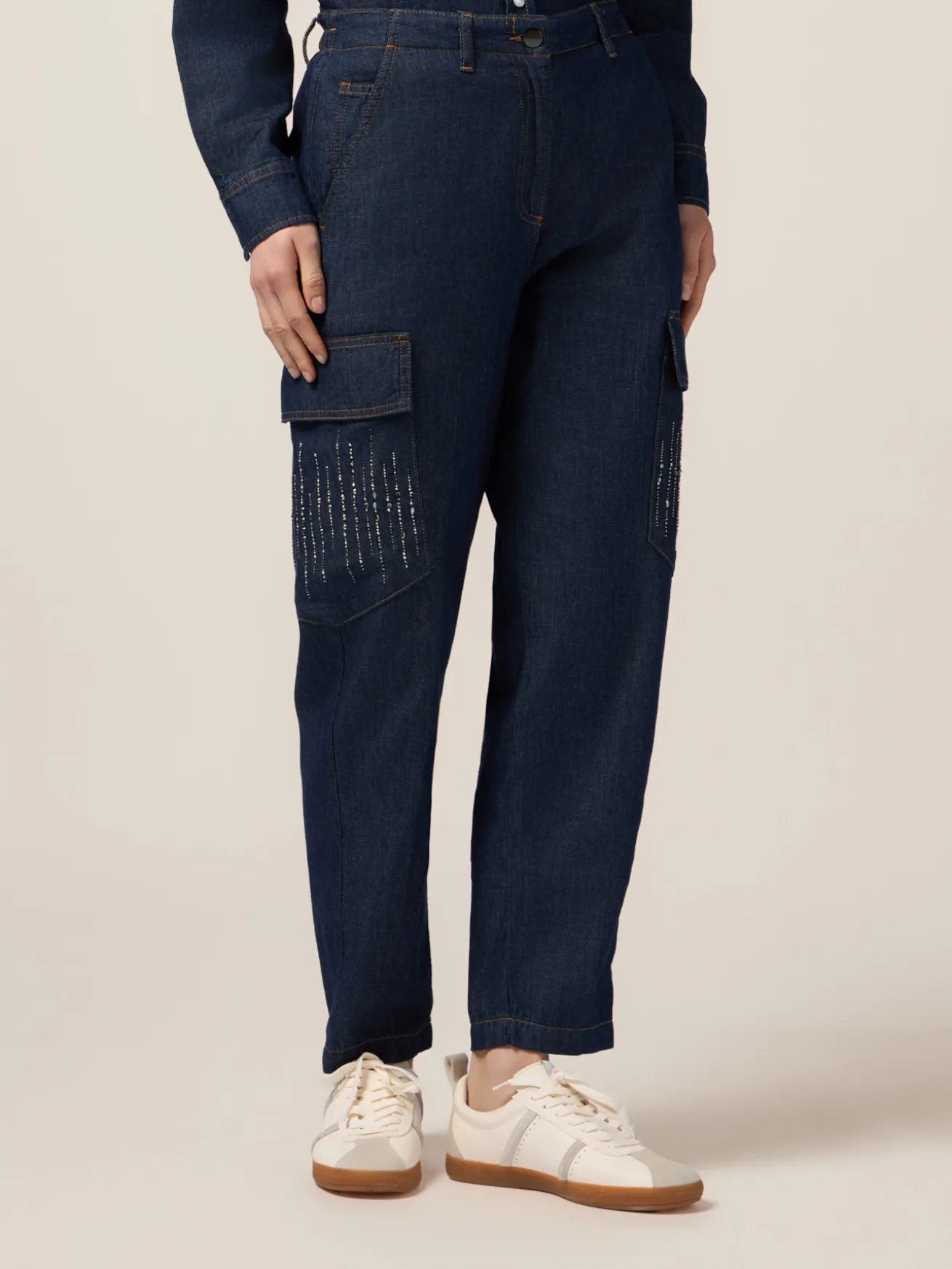 Jeans cargo con micro cristalli