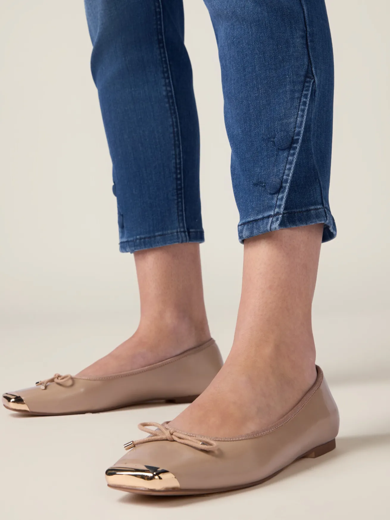 Jeans con cintura e fibbia gioiello