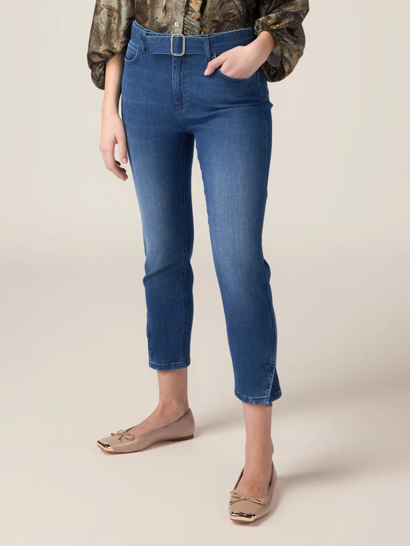Jeans con cintura e fibbia gioiello