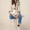 Jeans little flare con bottone gioiello