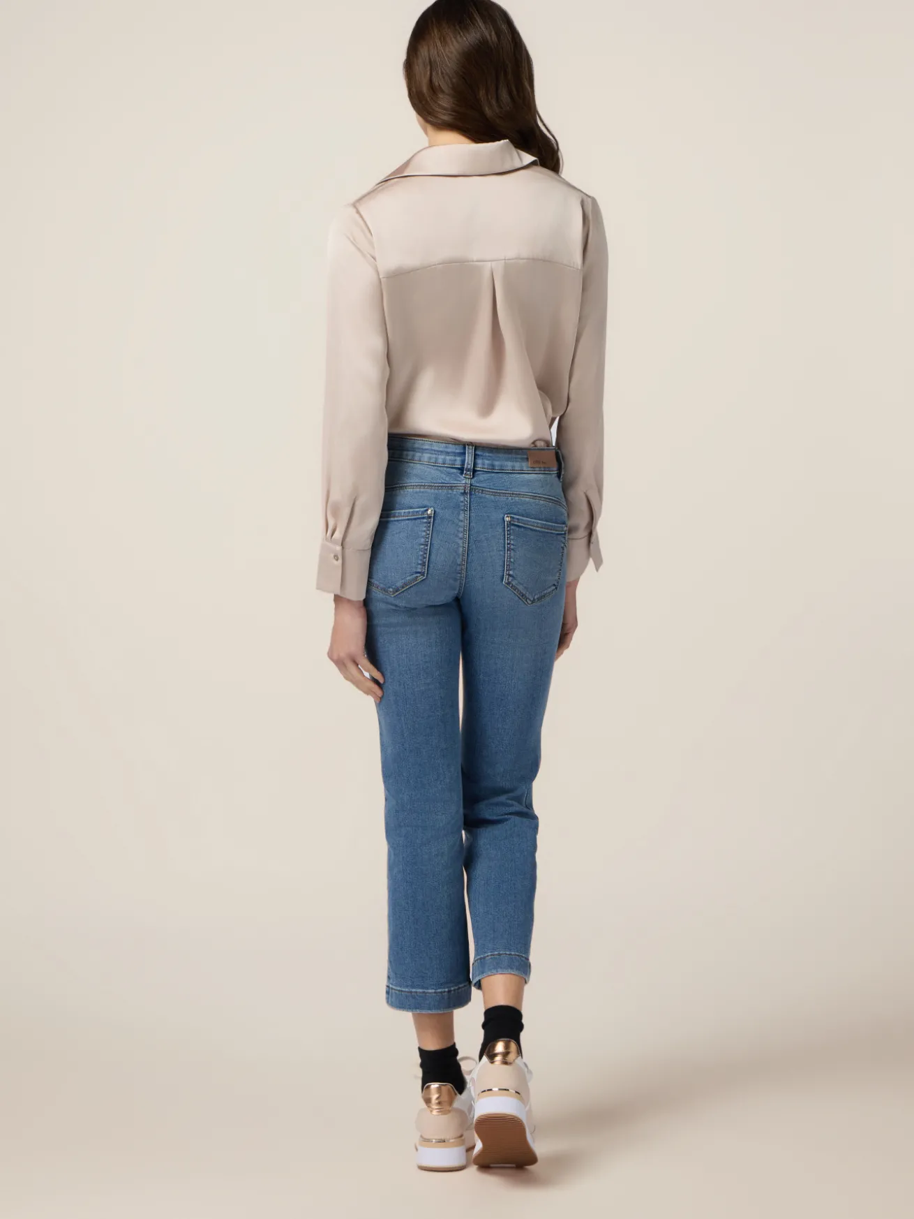 Jeans little flare con bottone gioiello