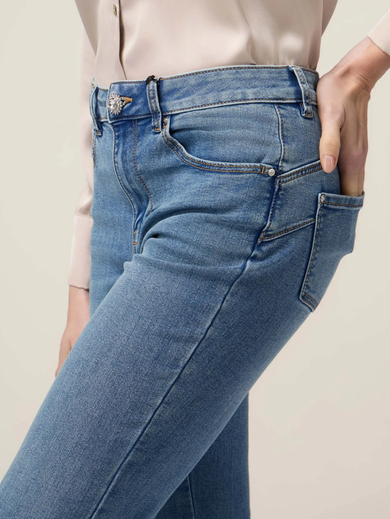 Jeans little flare con bottone gioiello