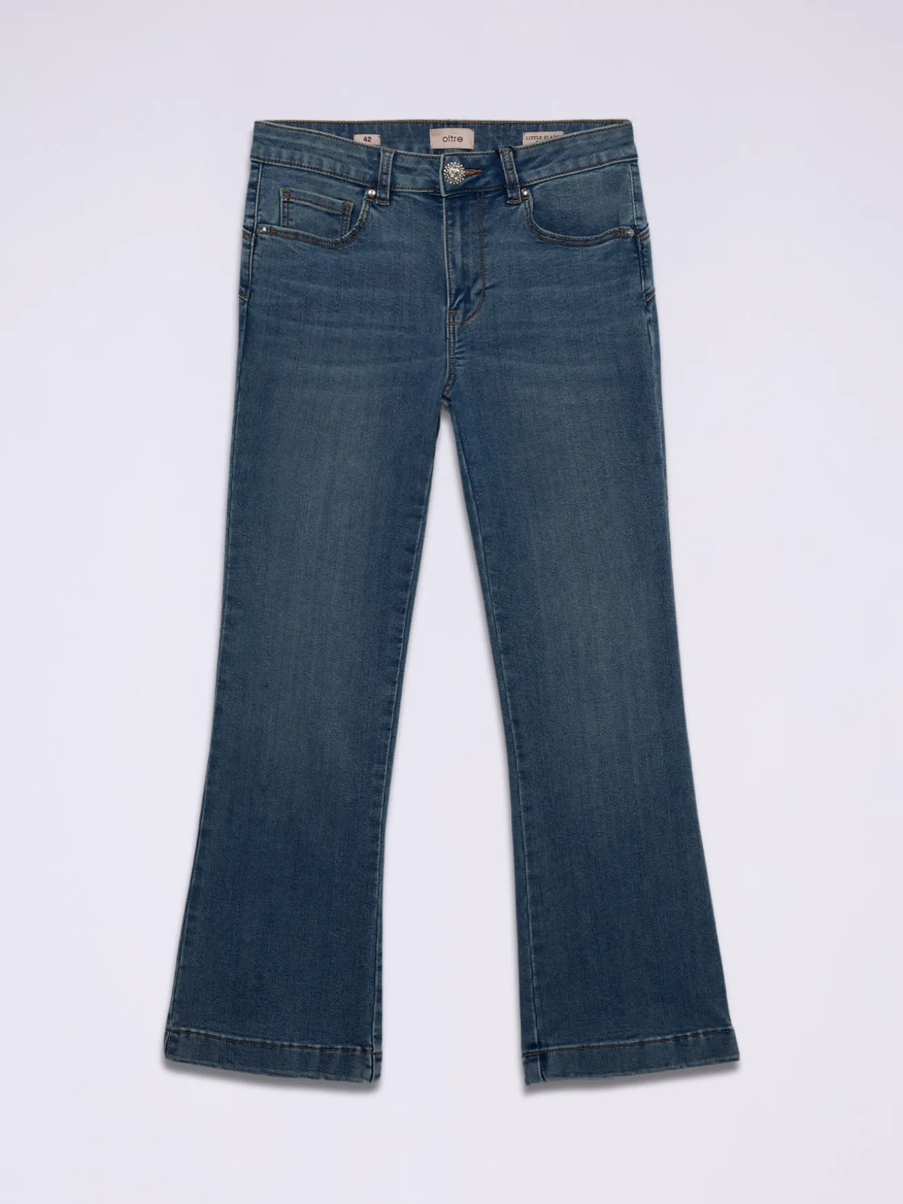Jeans little flare con bottone gioiello
