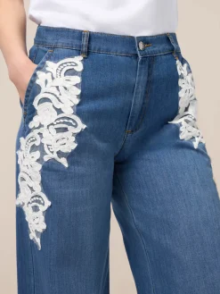 Jeans palazzo con ricami decorativi