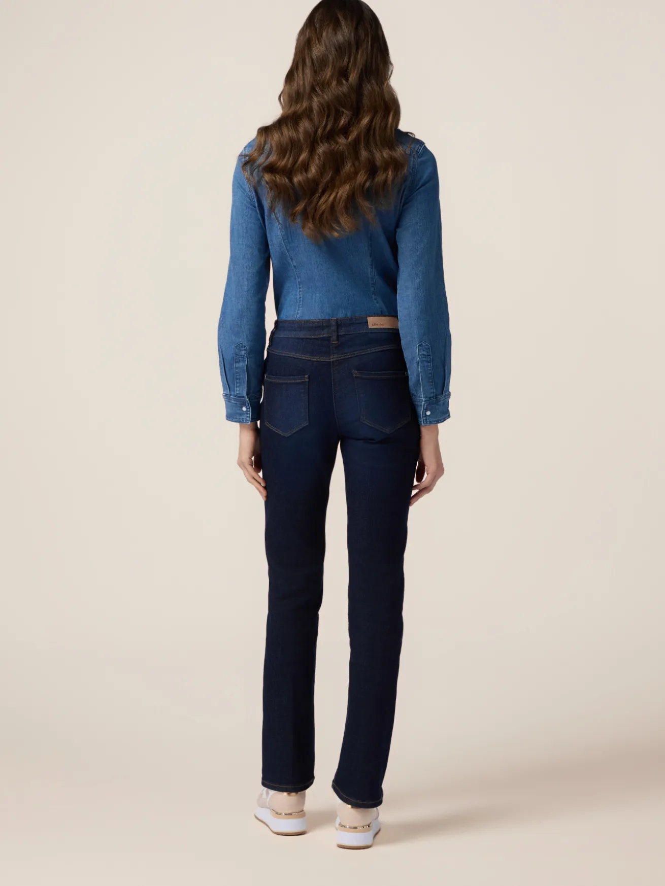 Jeans regular blu rinse con bottoni dorati