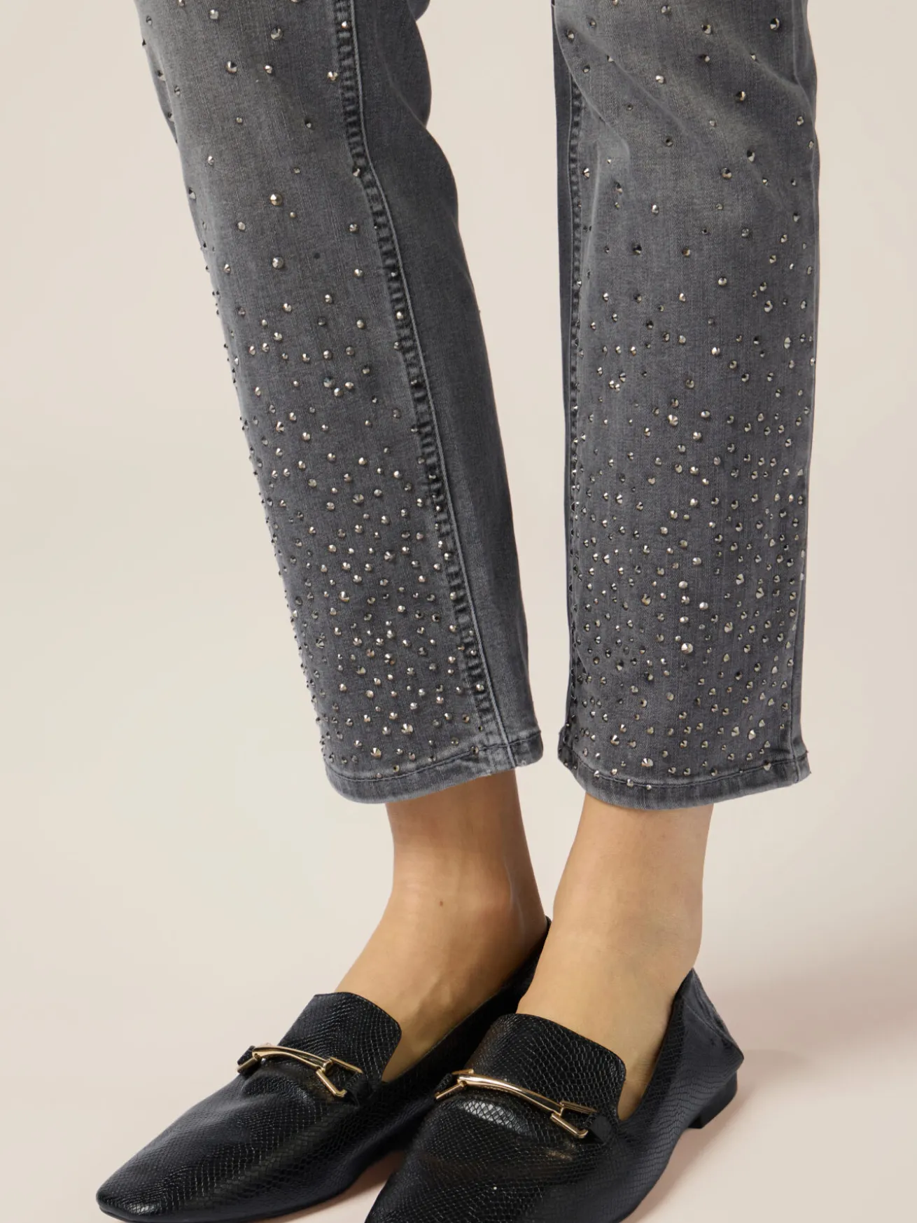 Jeans regular con borchie decorative