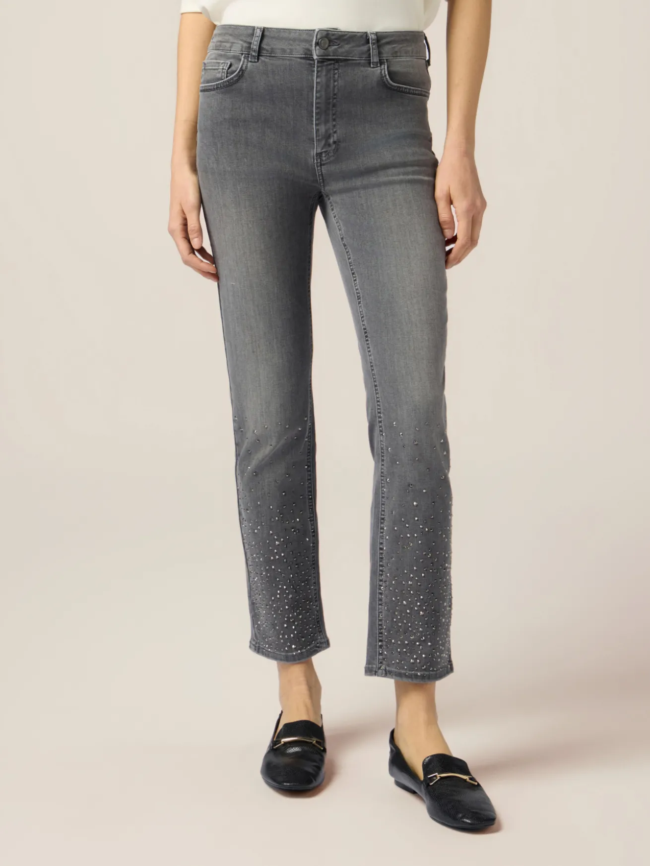 Jeans regular con borchie decorative
