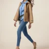 Jeans skinny con bottone gioiello