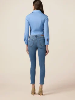 Jeans skinny con bottone gioiello