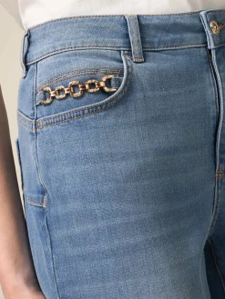 Jeans skinny push up con dettaglio catena