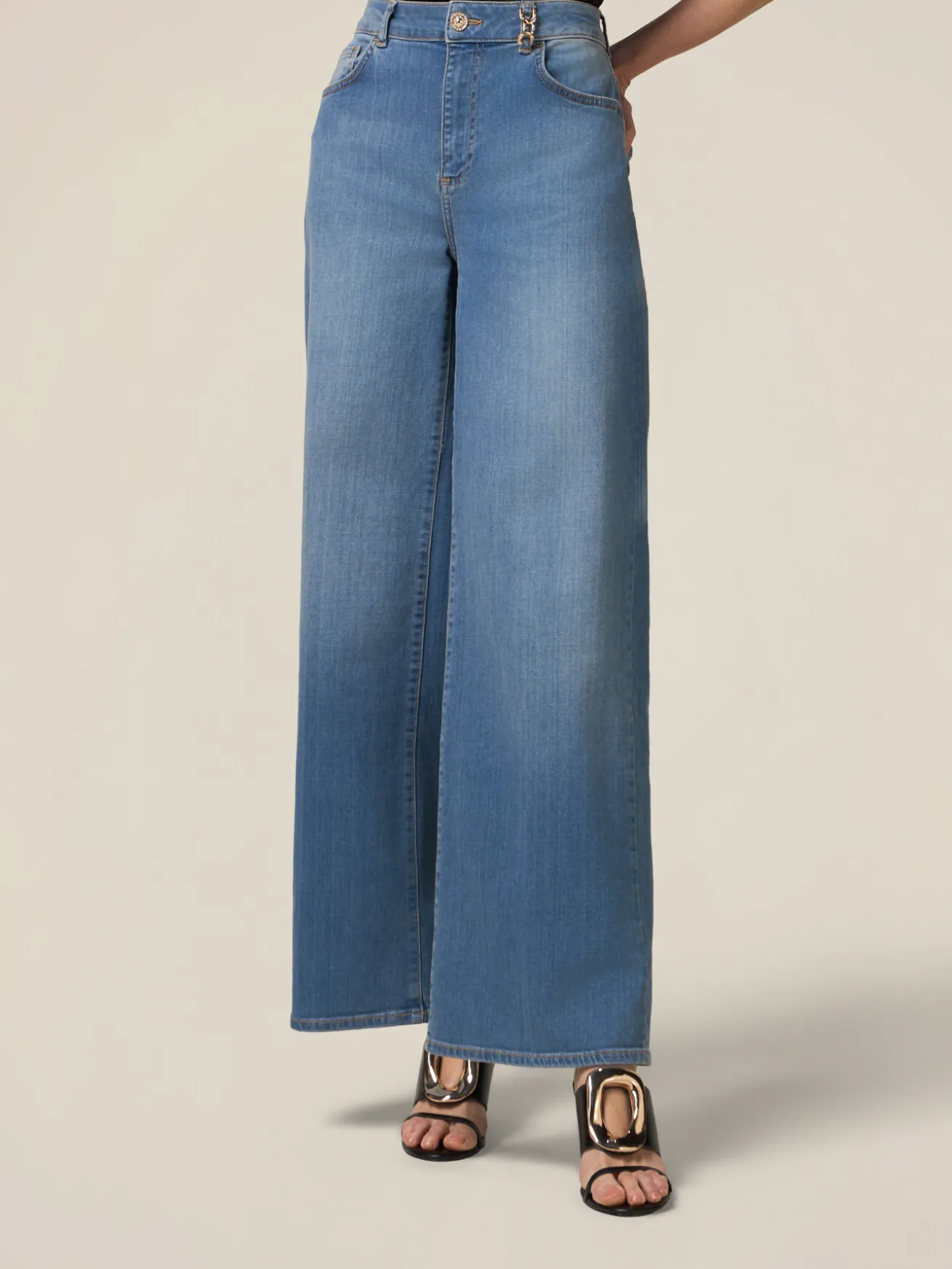 Jeans wide leg con dettaglio catena