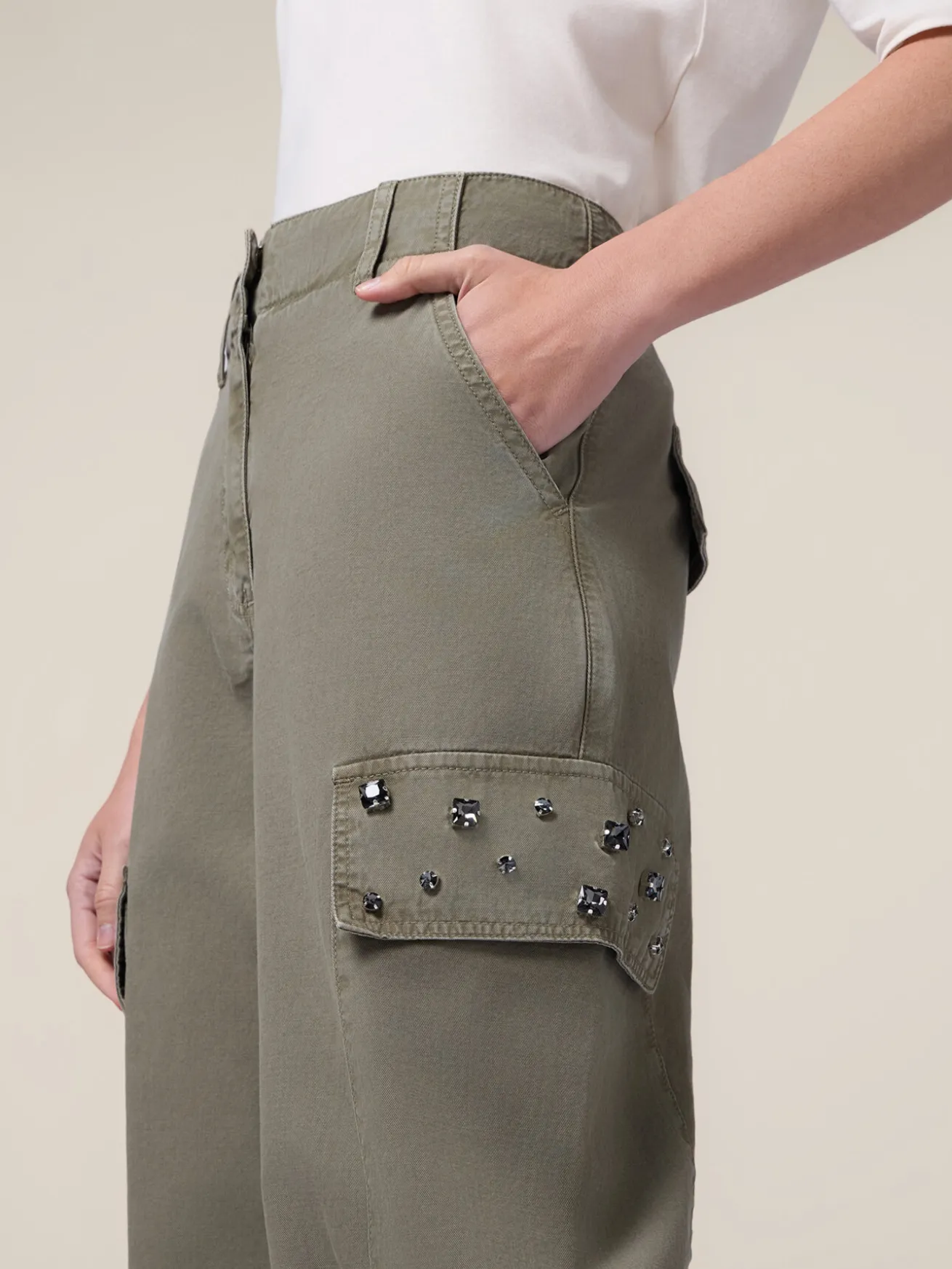 Pantaloni cargo con applicazioni