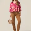 Pantaloni chinos con catena decorativa