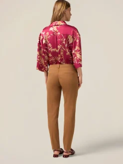 Pantaloni chinos con catena decorativa