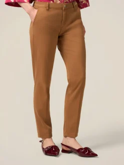 Pantaloni chinos con catena decorativa